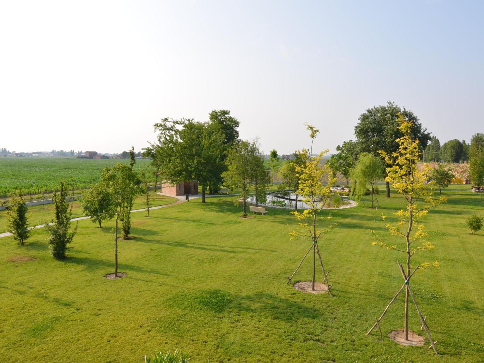 Characteristic Apartment In Codigoro With Pool Bagian luar foto
