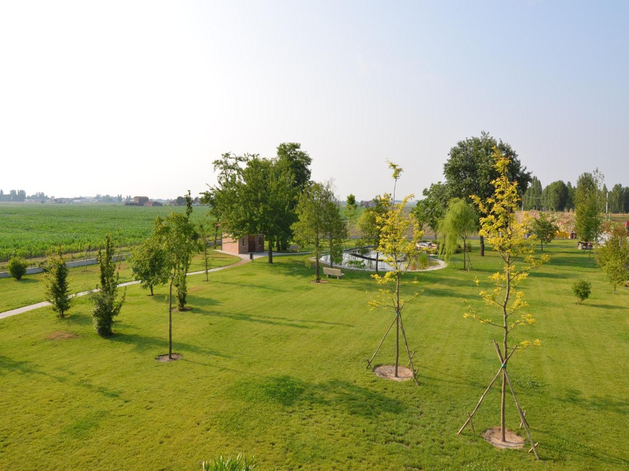 Characteristic Apartment In Codigoro With Pool Bagian luar foto